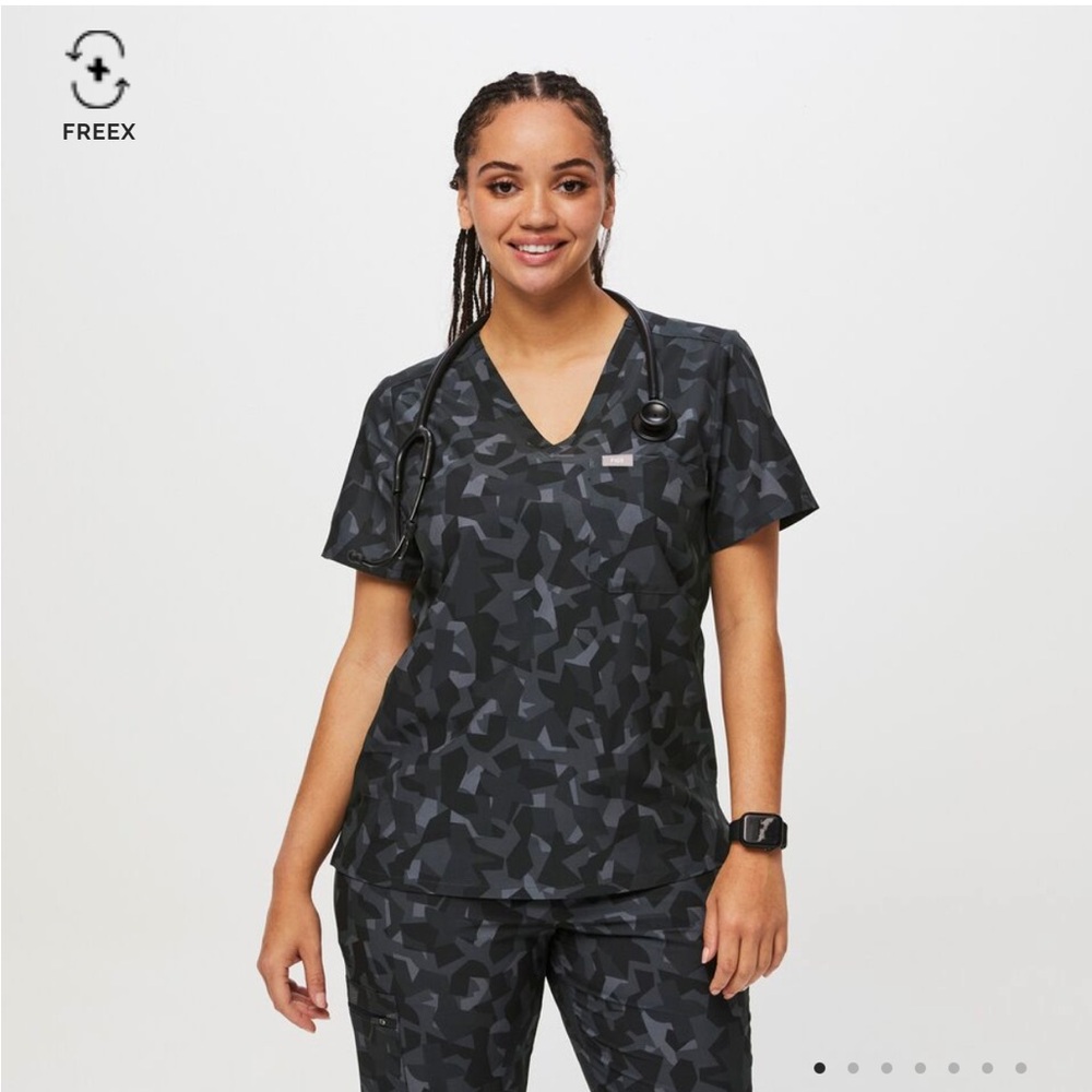 Figs NEW NWT women's Camo Bonsai Catarina FREEx Scrub Top - M / Camo Bonsai RN